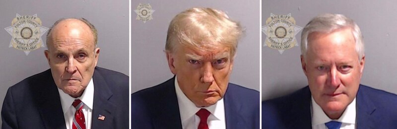 Die „Mugshots“ von Rudy Giuliani, Donald Trump und Trumps ehemaligem Chief of Staff im Weißen Haus, Mark Meadows (v.l.) (Bild: APA/AFP/FULTON COUNTY SHERIFF‘S OFFICE)