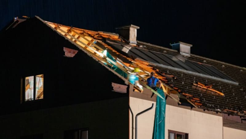 In Frauenstein im Bezirk Kirchdorf an der Krems wurde der Dachstuhl eines Wohngebäudes teilweise abgedeckt. (Bild: TEAM FOTOKERSCHI / RAUSCHER)