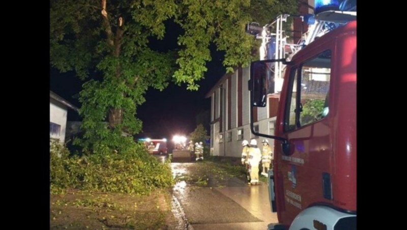 Die Feuerwehr war lange im Einsatz. (Bild: Feuerwehr Seekirchen)