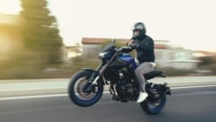 Aufgrund des „Wheelies“ (Symbolbild) geriet der Biker erst ins Visier der Polizei. (Bild: Arda Savasciogullar stock.adobe.com)