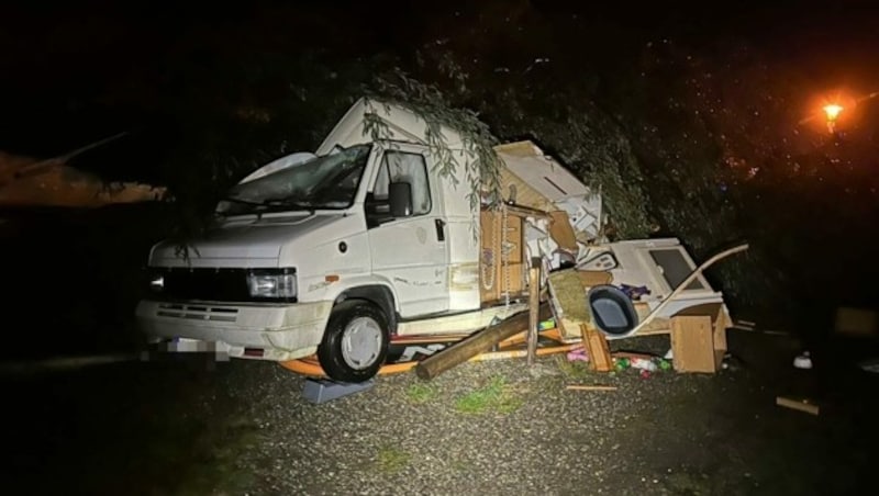 Einige Wohnmobile wurden stark beschädigt, etwa in Lindau. (Bild: Blaulichtreport Südschwaben)