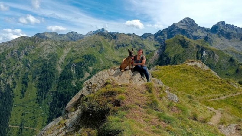 Sportlich: „Ruby“ unterwegs mit seinem Frauerl am Hauser Kaibling in der Steiermark. (Bild: zVg.)