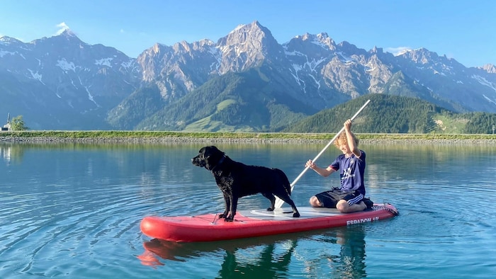 Alles im Fluss: Die ideale Abkühlung mit einem atemberaubenden Ausblick auf die Berge im ...