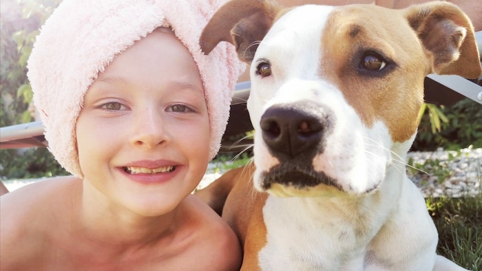 Freunde fürs Leben! Emilia und Hündin „Maggy“ genießen die Sommerferien.
