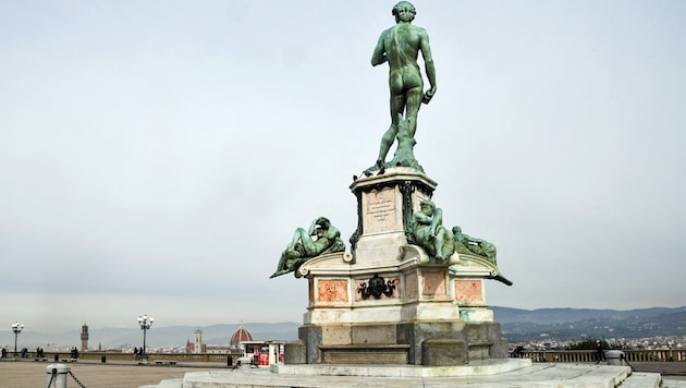 Hoch über Florenz thront Michelangelos weltberühmter David in Kopie. (Bild: APA/AFP/CARLO BRESSAN)