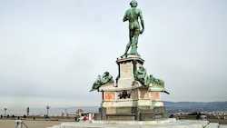Hoch über Florenz thront Michelangelos weltberühmter David in Kopie. (Bild: APA/AFP/CARLO BRESSAN)