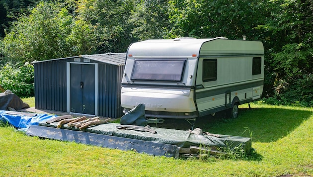 Noch muss der Wohnwagen im Freien stehen. (Bild: Haijes Jack)