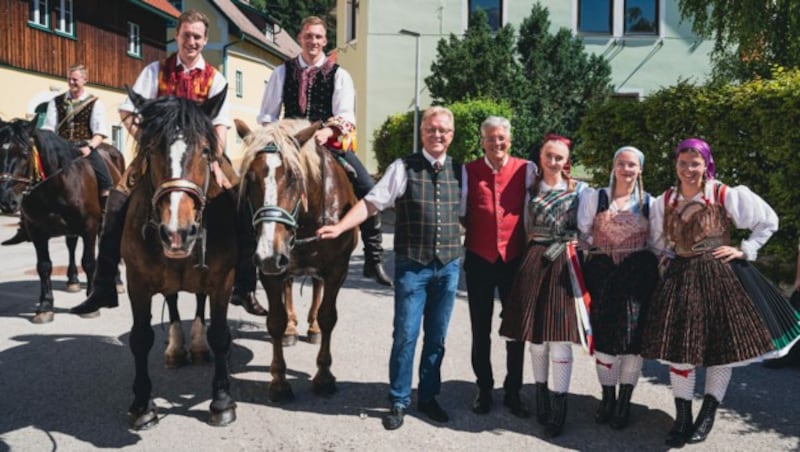 Landeshauptmann Kaiser (Mitte rechts) & Bürgermeister Antolitsch (Mitte links) (Bild: zVg)