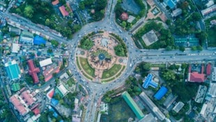 „King Narai, the Great Monument“ steht inmitten eines Kreisverkehrs und ist eines der ...