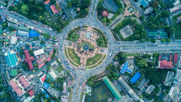 „King Narai, the Great Monument“ steht inmitten eines Kreisverkehrs und ist eines der Wahrzeichen von Lop Buri in Thailand. (Bild: stock.adobe.com - kwanchaichaiudom)
