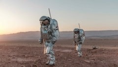 Zwei Analog- Astronautinnen üben einen Spaziergang am Mars in einer Wüste. (Bild: Florian Voggeneder)