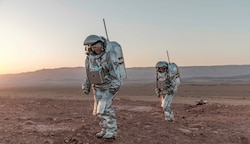 Zwei Analog- Astronautinnen üben einen Spaziergang am Mars in einer Wüste. (Bild: Florian Voggeneder)