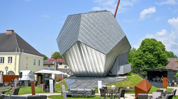 Herzstück der Communale OÖ ist das Schloss Peuerbach mit der Ausstellung „Kosmos. Neue Welten“ ...