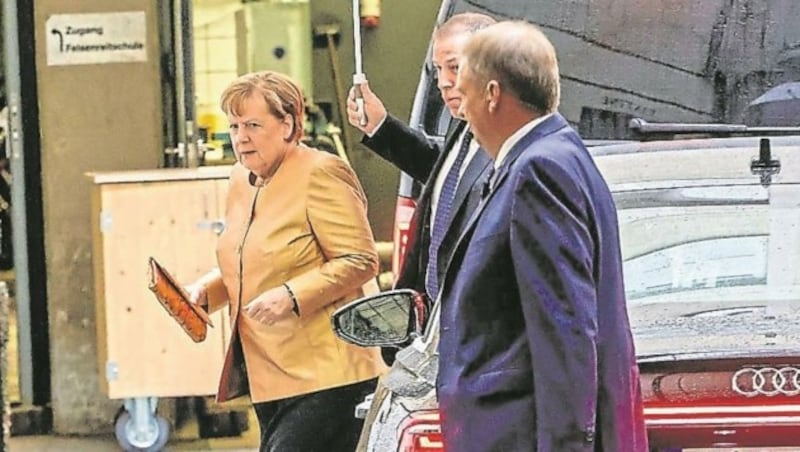 Viel Geld heißt nicht gleich gutes Styling: Königin Silvia von Schweden setzt auf zu viel Glitzer, Merkel auf die falsche Stylistin. (Bild: Tschepp Markus)