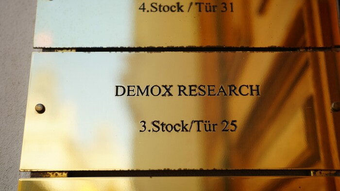 Ein Türschild des Demox-Instituts. Die WKStA ermittelt rund um von mehreren ÖVP-geführten Ministerien in den Jahren 2021 und 2022 in Auftrag gegebenen Umfragen beim Demox-Institut.
