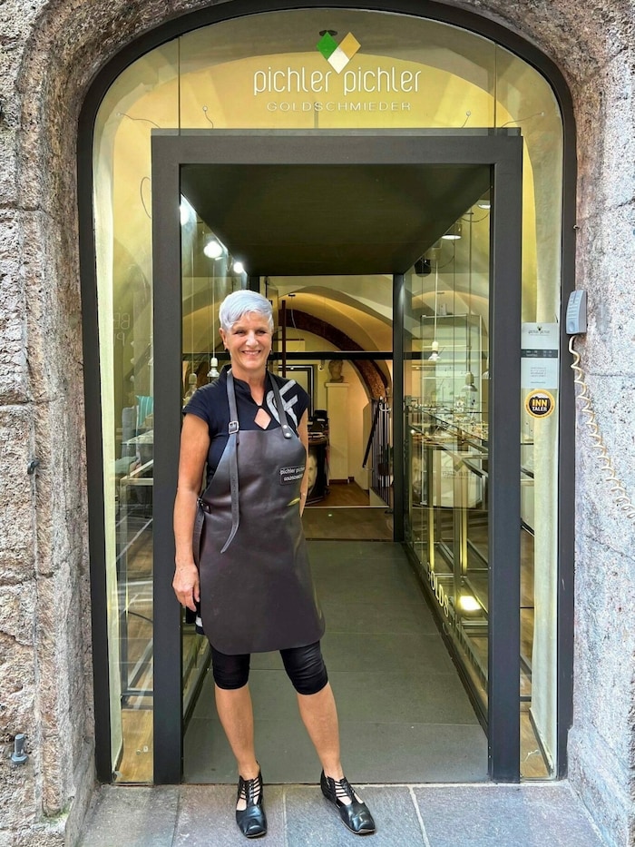 Andrea Pichler vor ihrem Geschäft in der Innsbrucker Altstadt