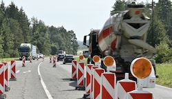 Mehr als 30 Lkw zählen wir in zehn Minuten beim „Krone“-Lärm-Test auf der Packer Straße. (Bild: EVELYN HRONEK)