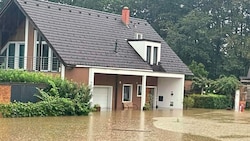 Die Unwetter ließen den Platz vor dem Haus zum verwüstenden See werden. . . (Bild: zVg)