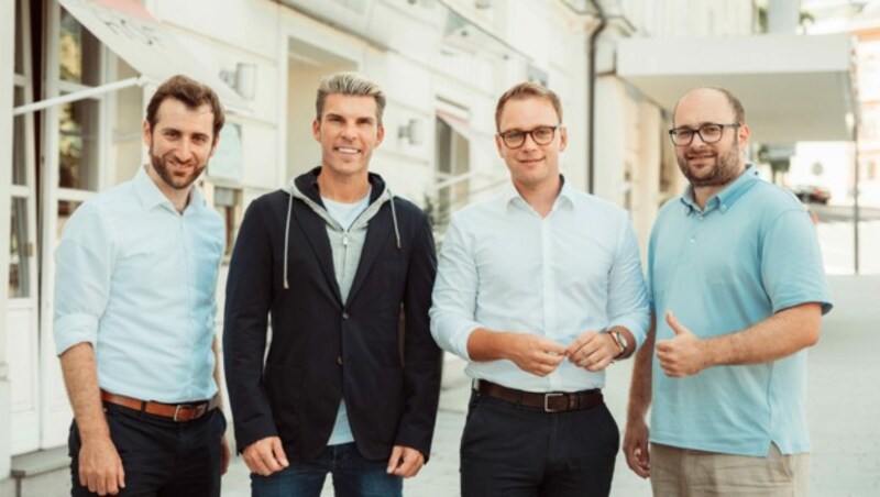 Fabian Dopler (r.) und Mario Derntl (2. v. r.) - hier mit Investor Florian Gschwandtner und Mitarbeiter Christoph Shawa (l.) - wollen die Lehrlingsausbildung verbessern. (Bild: talents&company)