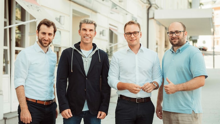 Fabian Dopler (r.) und Mario Derntl (2. v. r.) - hier mit Investor Florian Gschwandtner und ...