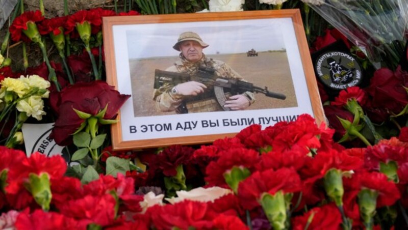 Neben dem ehemaligen Wagner-Zentrum in Sankt Petersburg werden Blumen für den verstorbenen früheren Chef des Militärunternehmens niedergelegt. Auf der Karte steht: „In dieser Hölle waren Sie der Beste!“ (Bild: ASSOCIATED PRESS)