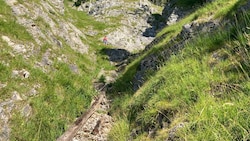 In dieser Rinne entdeckten die Tschechen die menschlichen Überreste. (Bild: zoom.tirol)