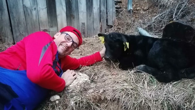 Felix Scheriau und Angus-Rind Willi warten vergeblich auf Post. (Bild: zVg)