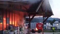 Auch der Dachstuhl ist in Flammen