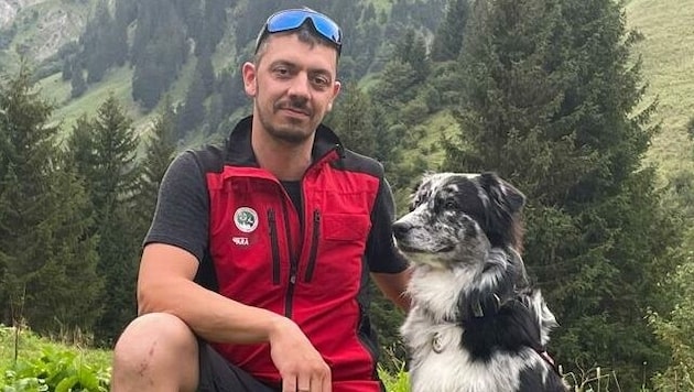 Hundeführer Patrick Gräßle und Loki von der Hundestaffel der Bergrettung im Bezirk Reutte fanden den Senior. (Bild: ZOOM.TIROL)