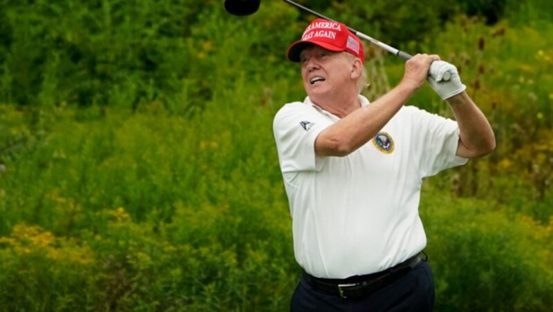 Trump ist sportlich vor allem auf seinen Golfplätzen unterwegs - Leistungssport betreibt er aber offensichtlich keinen. (Bild: AFP/TIMOTHY A. CLARY)