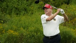 Trump ist sportlich vor allem auf seinen Golfplätzen unterwegs - Leistungssport betreibt er aber offensichtlich keinen. (Bild: AFP/TIMOTHY A. CLARY)