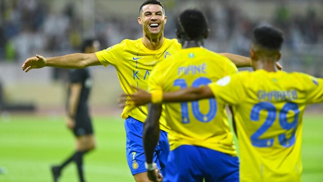Cristiano Ronaldo jubelt mit seinem Teamkollegen über den ersten Sieg in der Liga. (Bild: APA/AFP/Ali Al-HAJI)