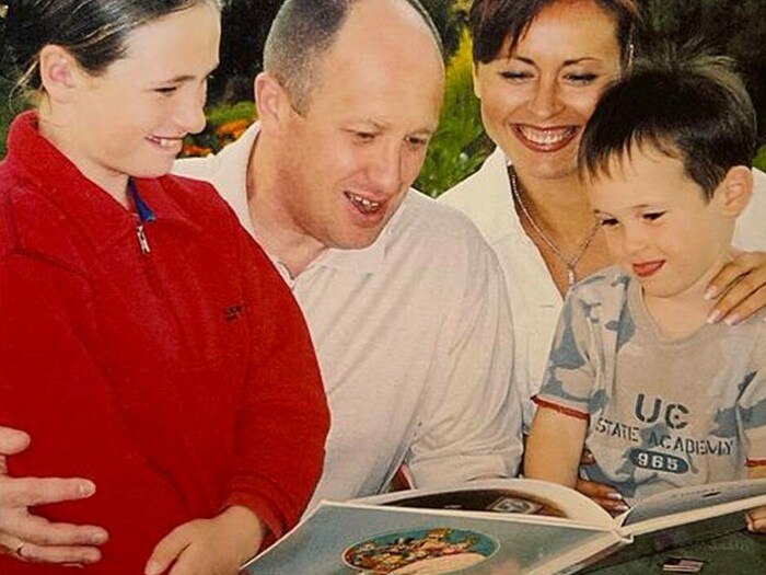 Der Söldner-Boss mit seiner Familie in einem Bild in seinem Buch „Indraguzik“.