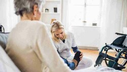 Die Pflege von Angehörigen daheim stellt alle vor große Herausforderungen. (Bild: Halfpoint - stock.adobe.com)