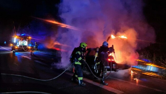 Binnen Sekunden stand der Wagen in Vollbrand. (Bild: FF Walchshausen)