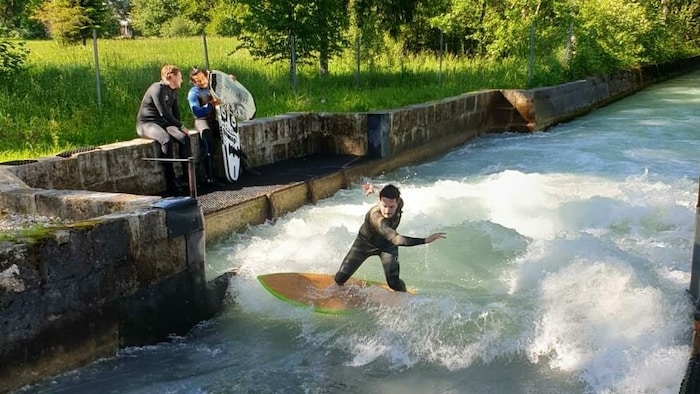 Viele Surfer toben auf der Almwelle aus.