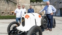 Der legendäre Rennwagen „Sascha“ vor dem Reckturm mit Bürgermeister Schneeberg (re.) und Porsche-Mitarbeitern (Bild: Stadt Wiener Neustadt/Weller))