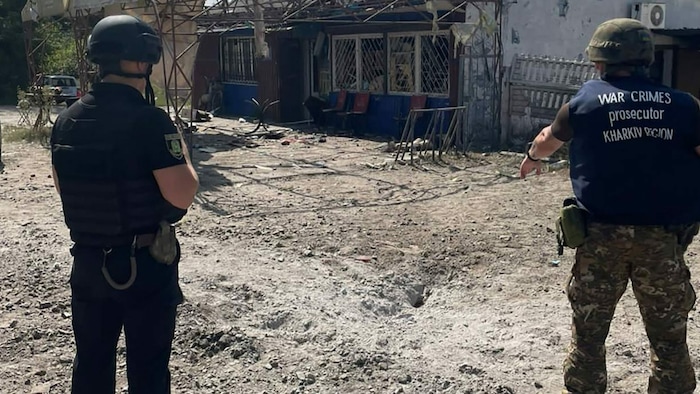 Staatsanwälte für Kriegsverbrechen untersuchen am Samstag das ukrainische Dorf Podoly in der ...