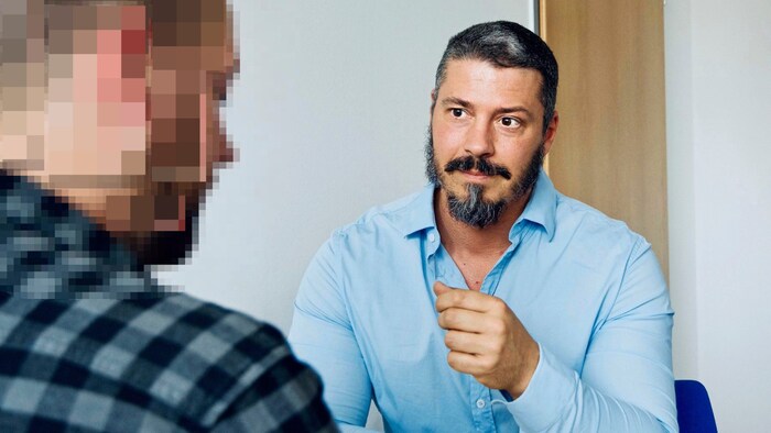 Neustart manager Alexander Grohs in a confidential conversation with a person at risk who is ...