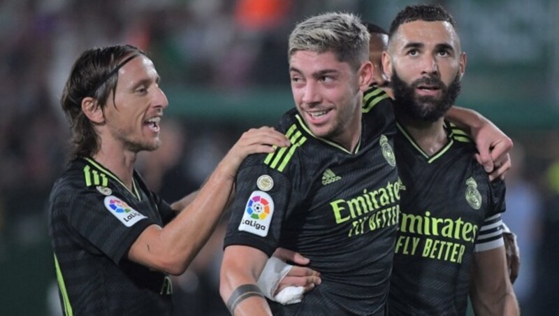 Real Madrid heutiger 100-Millionen-Euro-Mann Valverde (Mi.) mit Modric und Benzema. (Bild: JOSE JORDAN)