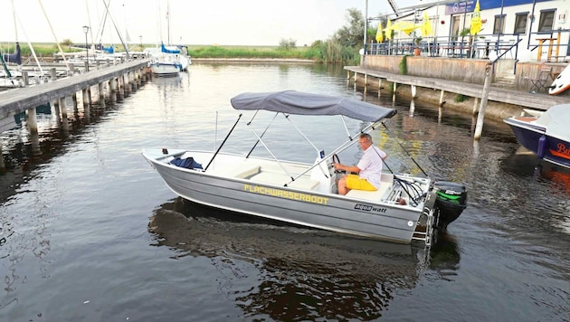 Das neue Flachwasserboot dreht die ersten Runden. Der Motor kann per Hydraulik angehoben werden. (Bild: Reinhardt Judt)