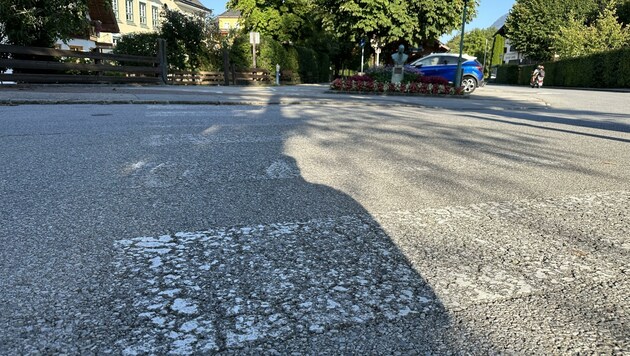 In Strobl bleichen die Zebrastreifen an der Bahn- und Ischlerstraße langsam aber doch aus. (Bild: zVg)