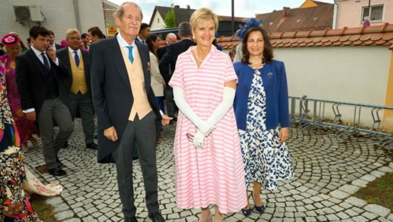 Fürstin Gloria von Thurn und Taxis (M.) mit Duarte Pi de Braganza und dessen Ehefrau Isabel. (Bild: People Picture/Jens Hartmann)