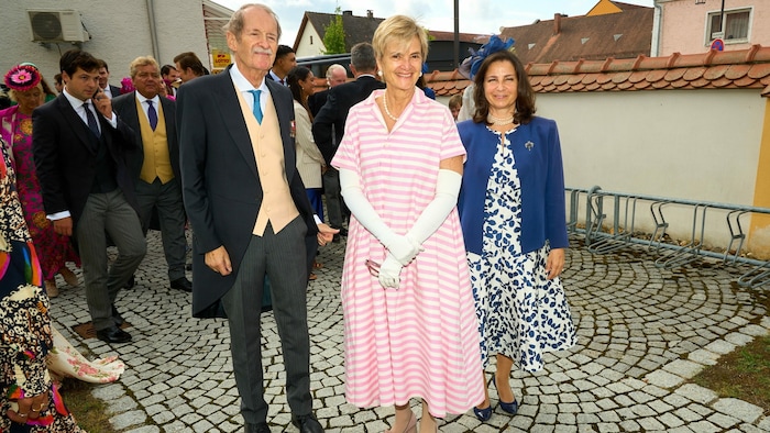 Fürstin Gloria von Thurn und Taxis (M.) mit Duarte Pi de Braganza und dessen Ehefrau Isabel.