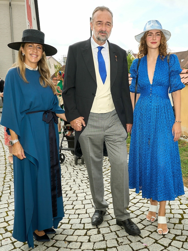 Oberster Habsburger: Karl Habsburg mit Ehefrau Christian Reid (li.) und Tochter Gloria - auch Tochter Eleonore war dabei. (Bild: People Picture/Jens Hartmann)