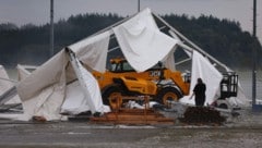 Im bayrischen Kissing bei Augsburg wurde ein Bierzelt während der heftigen Unwetter umgerissen. (Bild: APA/dpa/Karl-Josef Hildenbrand)