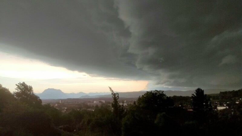 Die Unwetterfront zog über Salzburg und Oberösterreich. (Bild: APA/MICHAEL BAIER)