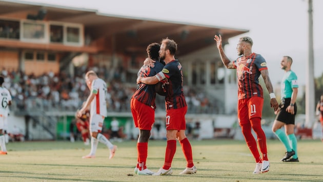 Andreas Ulmer und Sekou Koita (links) herzten sich. (Bild: 2023 FC Red Bull Salzburg)