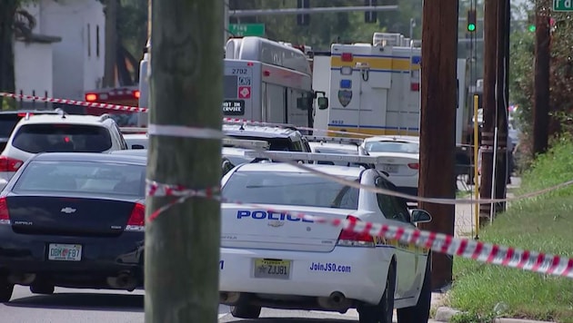 Polizeiautos vor dem Tatort in Jacksonville im US-Bundesstaat Florida (Bild: AFP )