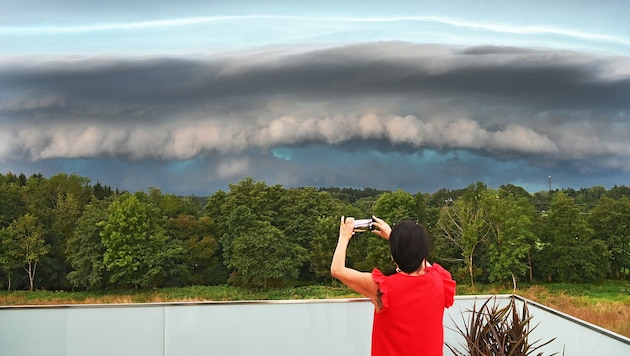 Die Unwetterfront war, wie hier im Bezirk Braunau, beänstigend. (Bild: Manfred Fesl)